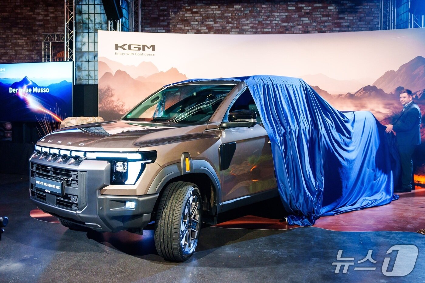 본문 이미지 - 26일(현지시각) 독일 브륄에서 열린 KG모빌리티(KGM) 딜러 콘퍼런스에서 신형 대형 픽업 '무쏘'가 유럽 시장 출시를 앞두고 사전 공개되는 모습(KGM 제공). 2026.02.26.