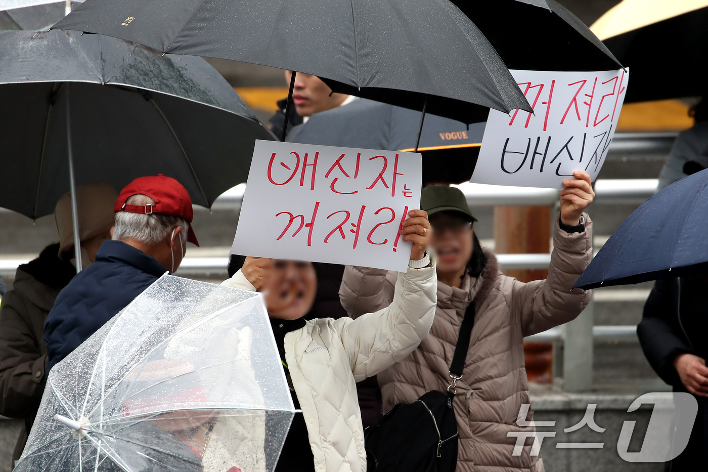 (대구=뉴스1) 공정식 기자 = 27일 오후 한동훈 전 국민의힘 대표가 대구 중구 서문시장을 방문한다는 소식이 전해진 가운데 이날 오전부터 서문시장 주변 도로와 시장 곳곳에 한 전 …