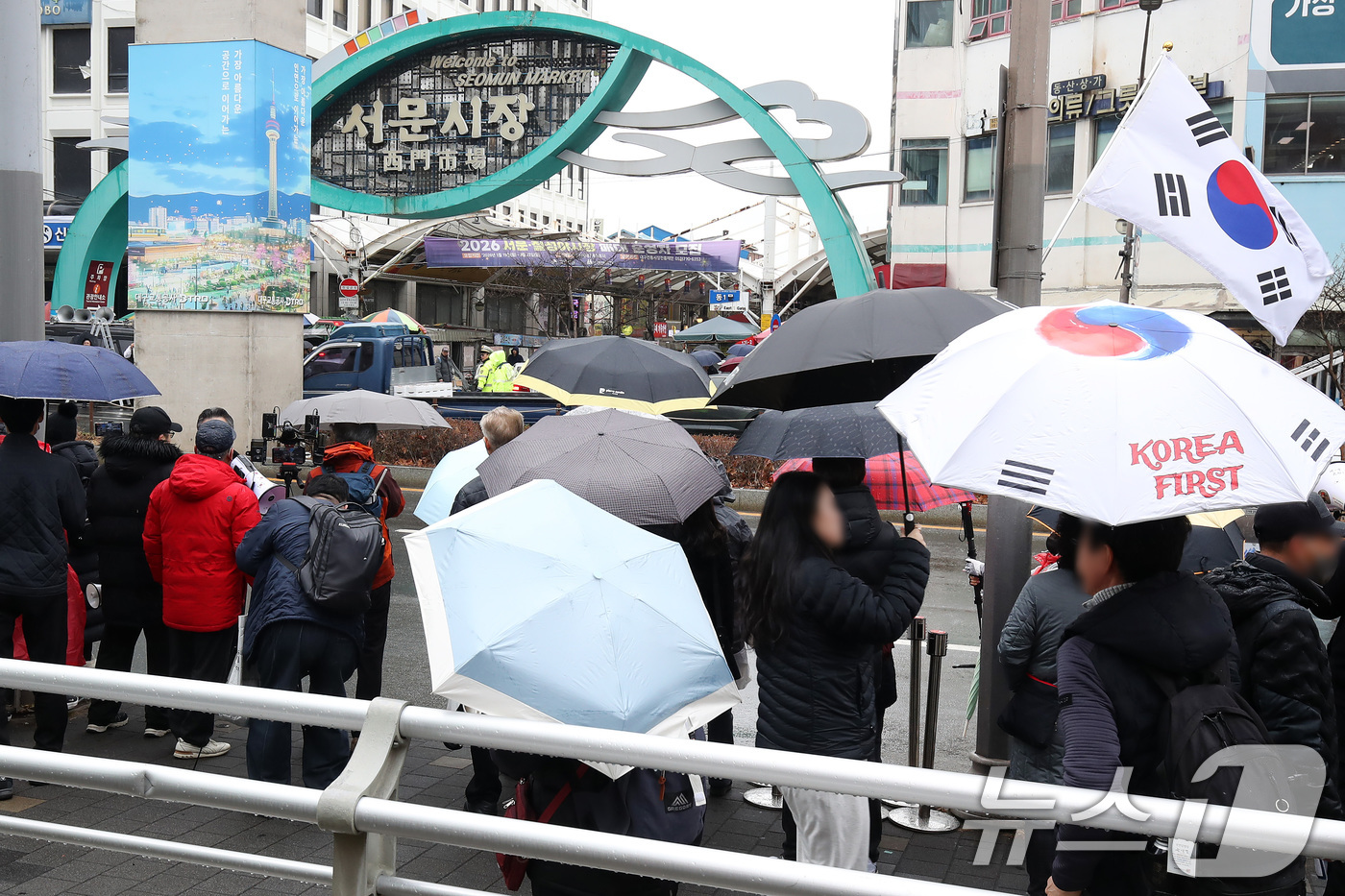 (대구=뉴스1) 공정식 기자 = 27일 오후 한동훈 전 국민의힘 대표가 대구 중구 서문시장을 방문한다는 소식이 전해진 가운데 이날 오전부터 서문시장 주변 도로와 시장 곳곳에 한 전 …