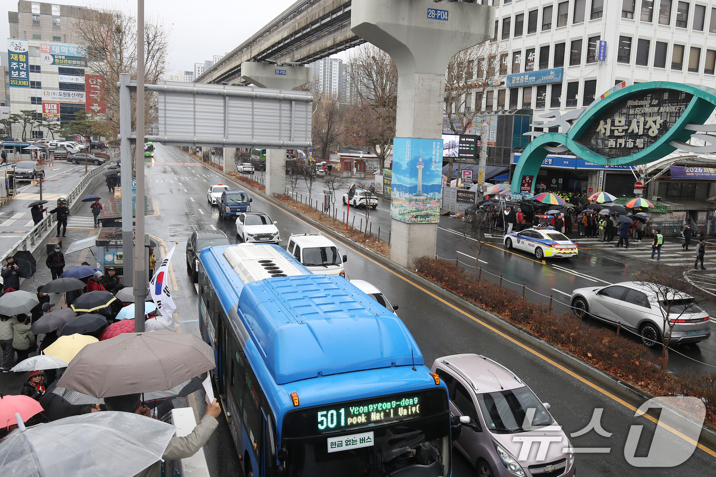 (대구=뉴스1) 공정식 기자 = 27일 오후 한동훈 전 국민의힘 대표가 대구 중구 서문시장을 방문한다는 소식이 전해진 가운데 이날 오전부터 서문시장 주변 도로와 시장 곳곳에 한 전 …