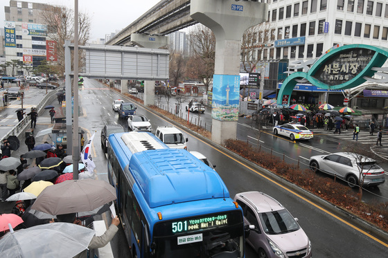 대구 서문시장, 한동훈 "지지" "반대" 목소리