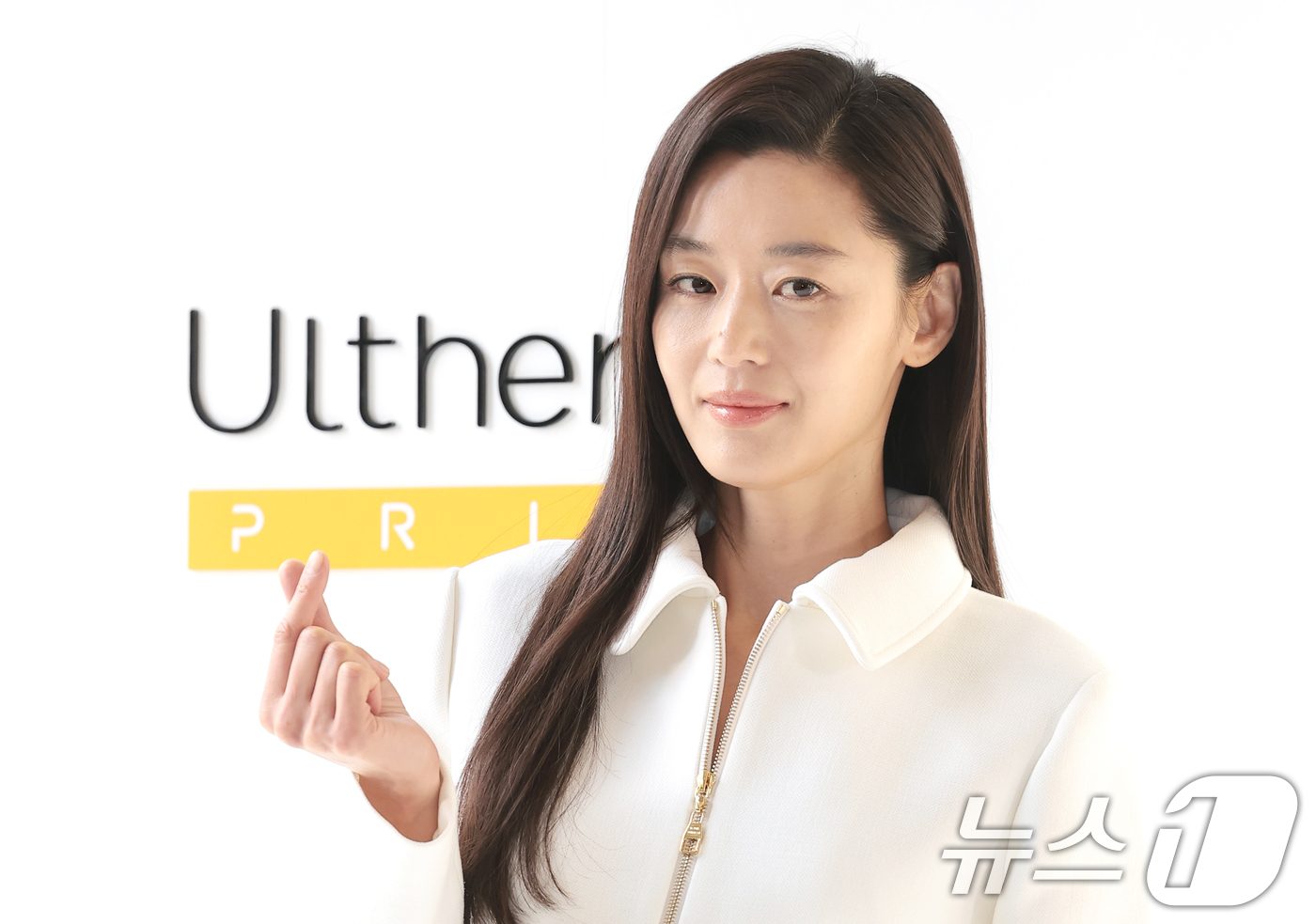 (서울=뉴스1) 권현진 기자 = 배우 전지현이 27일 서울 종로구 푸타라 서울에서 열린 뷰티 디바이스 울쎄라피 프라임™ 포토콜에 참석해 포즈를 취하고 있다. 2026.2.27/뉴스 …