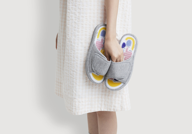 '자주' 지압 거실화, SNS 입소문에 '대박'…5일 만에 5400족 팔려