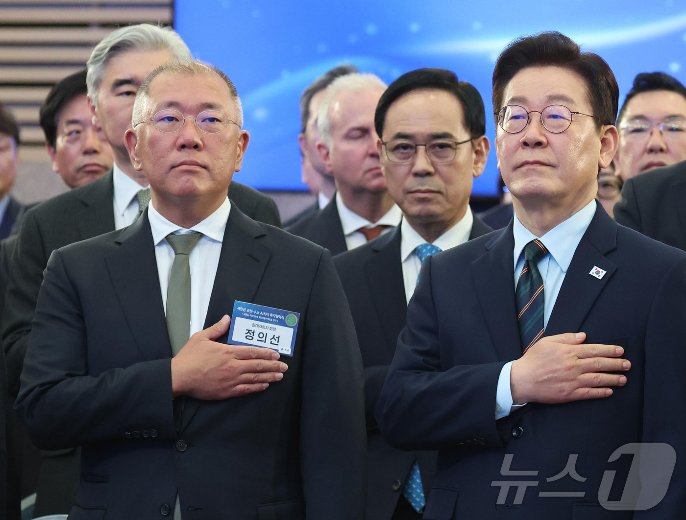 (군산=뉴스1) 이재명 기자 = 이재명 대통령과 정의선 현대자동차 회장이 27일 전북 군산시 새만금 컨벤션센터에서 열린 새만금 로봇·수소·AI 시티 투자협약식에서 국민의례를 하고 …