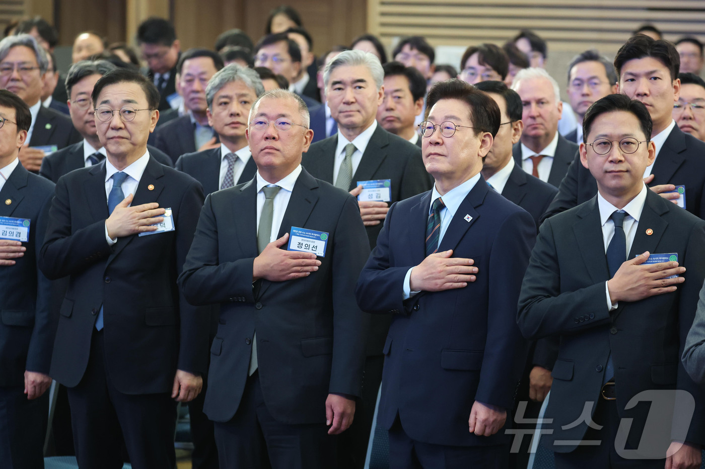 (군산=뉴스1) 이재명 기자 = 이재명 대통령이 27일 전북 군산시 새만금 컨벤션센터에서 열린 새만금 로봇·수소·AI 시티 투자협약식에서 국민의례를 하고 있다. 왼쪽부터 김윤덕 국 …
