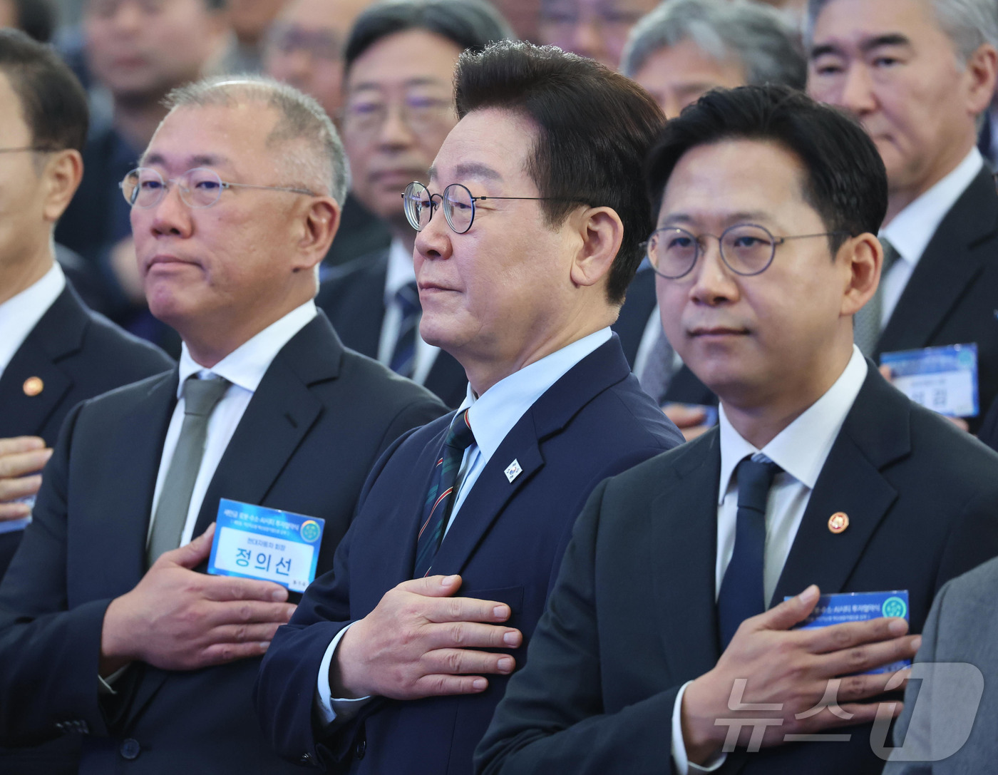 (군산=뉴스1) 이재명 기자 = 이재명 대통령이 27일 전북 군산시 새만금 컨벤션센터에서 열린 새만금 로봇·수소·AI 시티 투자협약식에서 국민의례를 하고 있다. 왼쪽부터 정의선 현 …