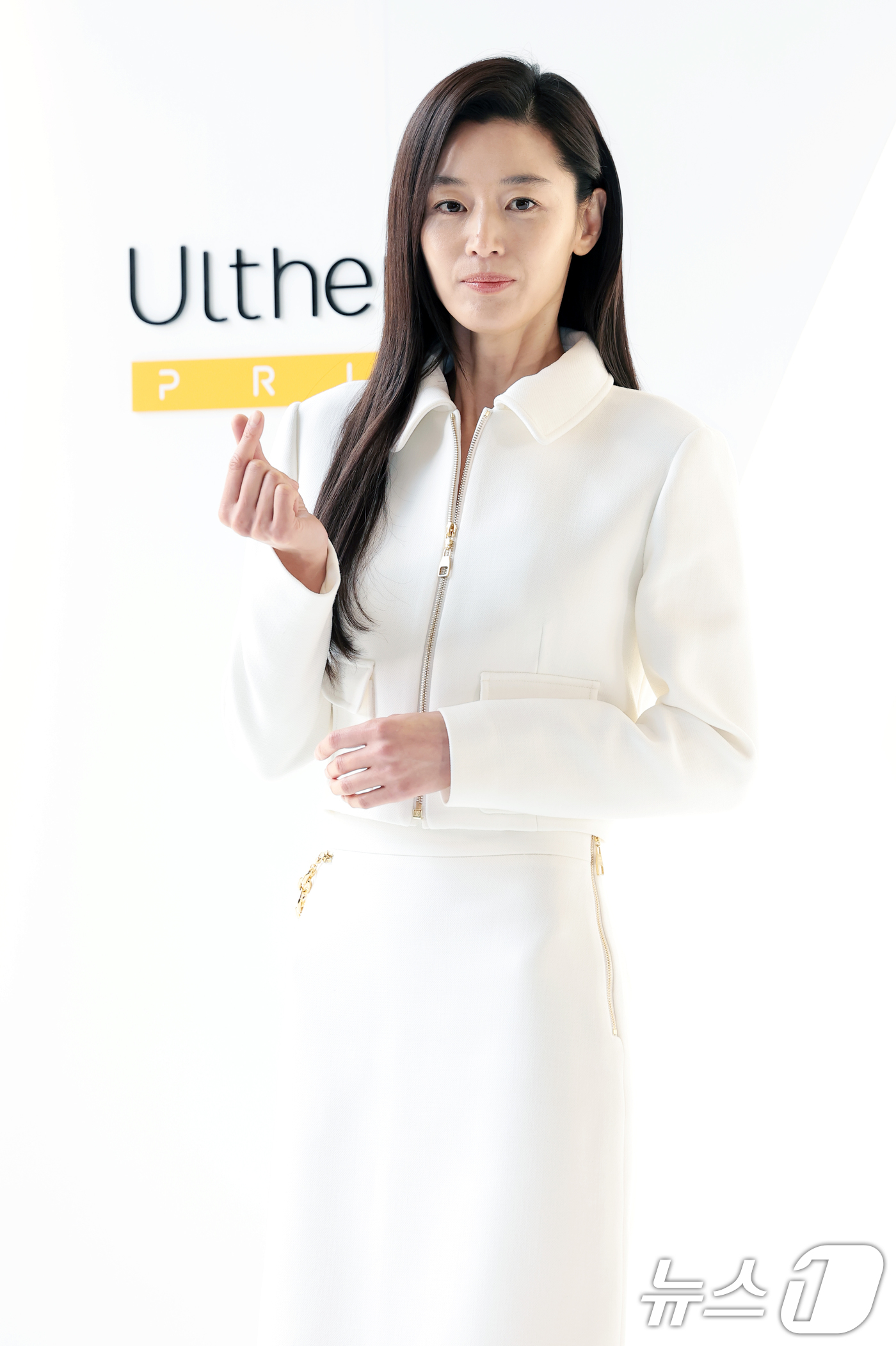 (서울=뉴스1) 권현진 기자 = 배우 전지현이 27일 서울 종로구 푸타라 서울에서 열린 뷰티 디바이스 울쎄라피 프라임™ 포토콜에 참석해 포즈를 취하고 있다. 2026.2.27/뉴스 …