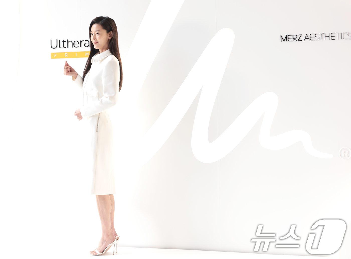 (서울=뉴스1) 권현진 기자 = 배우 전지현이 27일 서울 종로구 푸타라 서울에서 열린 뷰티 디바이스 울쎄라피 프라임™ 포토콜에 참석해 포즈를 취하고 있다. 2026.2.27/뉴스 …