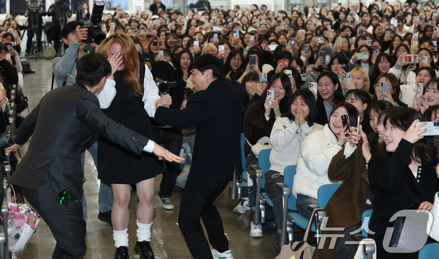 (서울=뉴스1) 오대일 기자 = 27일 오전 서울 서대문구 이화여자대학교 대강당에서 열린 2026학년도 입학식에서 신입생들이 남성교수중창단의 축하공연을 보며 즐거워하고 있다. 20 …