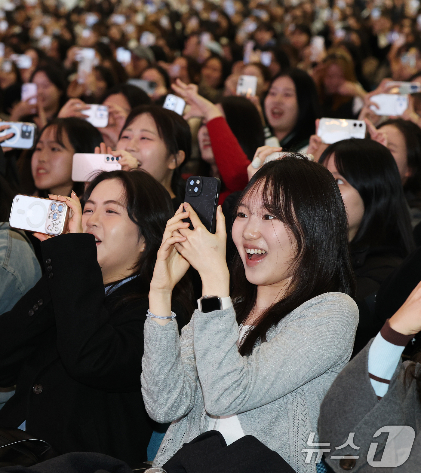 (서울=뉴스1) 오대일 기자 = 27일 오전 서울 서대문구 이화여자대학교 대강당에서 열린 2026학년도 입학식에서 신입생들이 남성교수중창단의 축하공연을 보며 즐거워하고 있다. 20 …