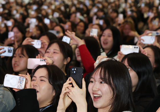입학식 즐거운 새내기들