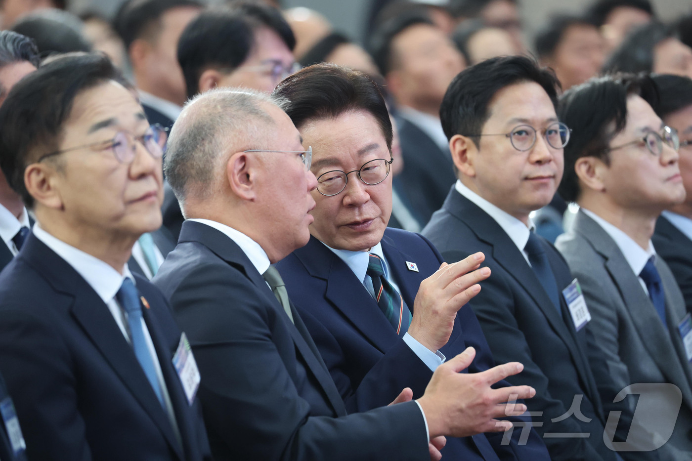 (군산=뉴스1) 이재명 기자 = 이재명 대통령이 27일 전북 군산시 새만금 컨벤션센터에서 열린 새만금 로봇·수소·AI 시티 투자협약식에서 정의선 현대자동차 회장과 대화를 하고 있다 …