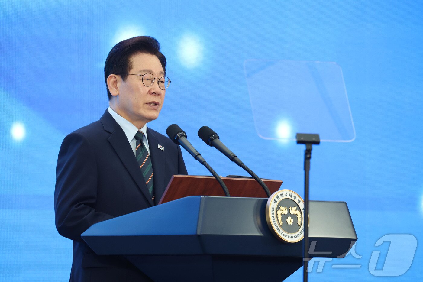 본문 이미지 - 이재명 대통령이 27일 전북 군산시 새만금 컨벤션센터에서 열린 새만금 로봇·수소·AI 시티 투자협약식에서 축사를 하고 있다. 2026.2.27 ⓒ 뉴스1 이재명 기자