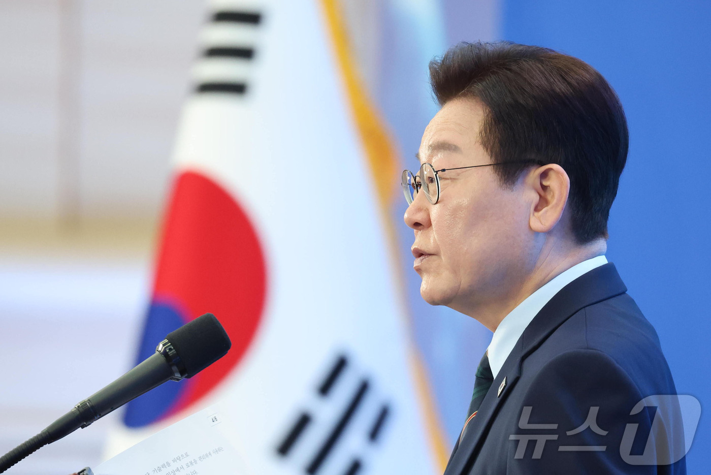 (군산=뉴스1) 이재명 기자 = 이재명 대통령이 27일 전북 군산시 새만금 컨벤션센터에서 열린 새만금 로봇·수소·AI 시티 투자협약식에서 축사를 하고 있다. 2026.2.27/뉴스 …