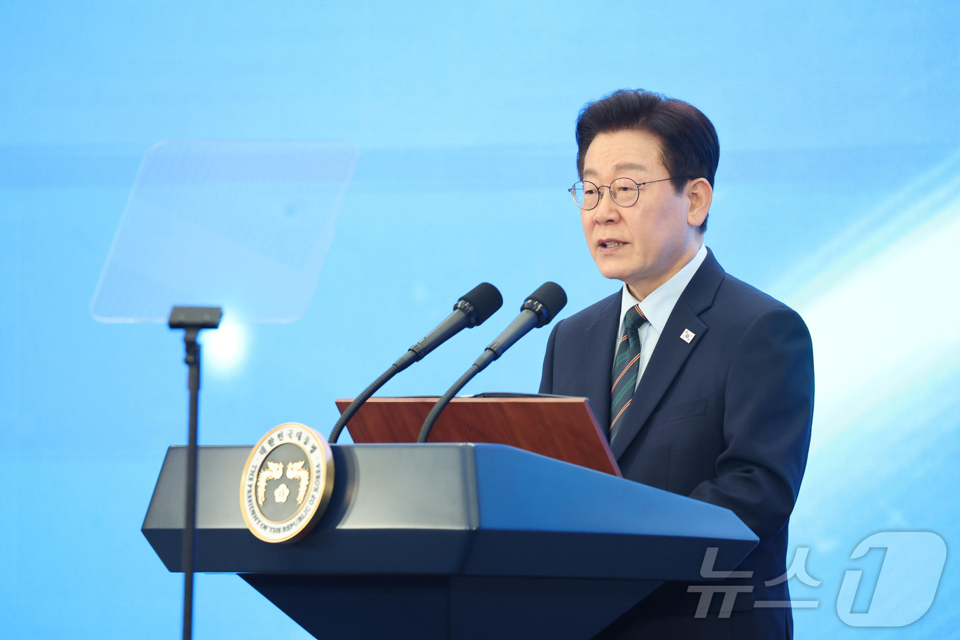 (군산=뉴스1) 이재명 기자 = 이재명 대통령이 27일 전북 군산시 새만금 컨벤션센터에서 열린 새만금 로봇·수소·AI 시티 투자협약식에서 축사를 하고 있다. 2026.2.27/뉴스 …