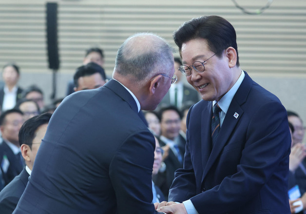 정의선 두손 꼭 맞잡은 李대통령 "정주영 회장도 자랑스러워할 것"