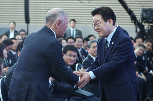 정의선 현대차 회장과 악수하는 이재명 대통령