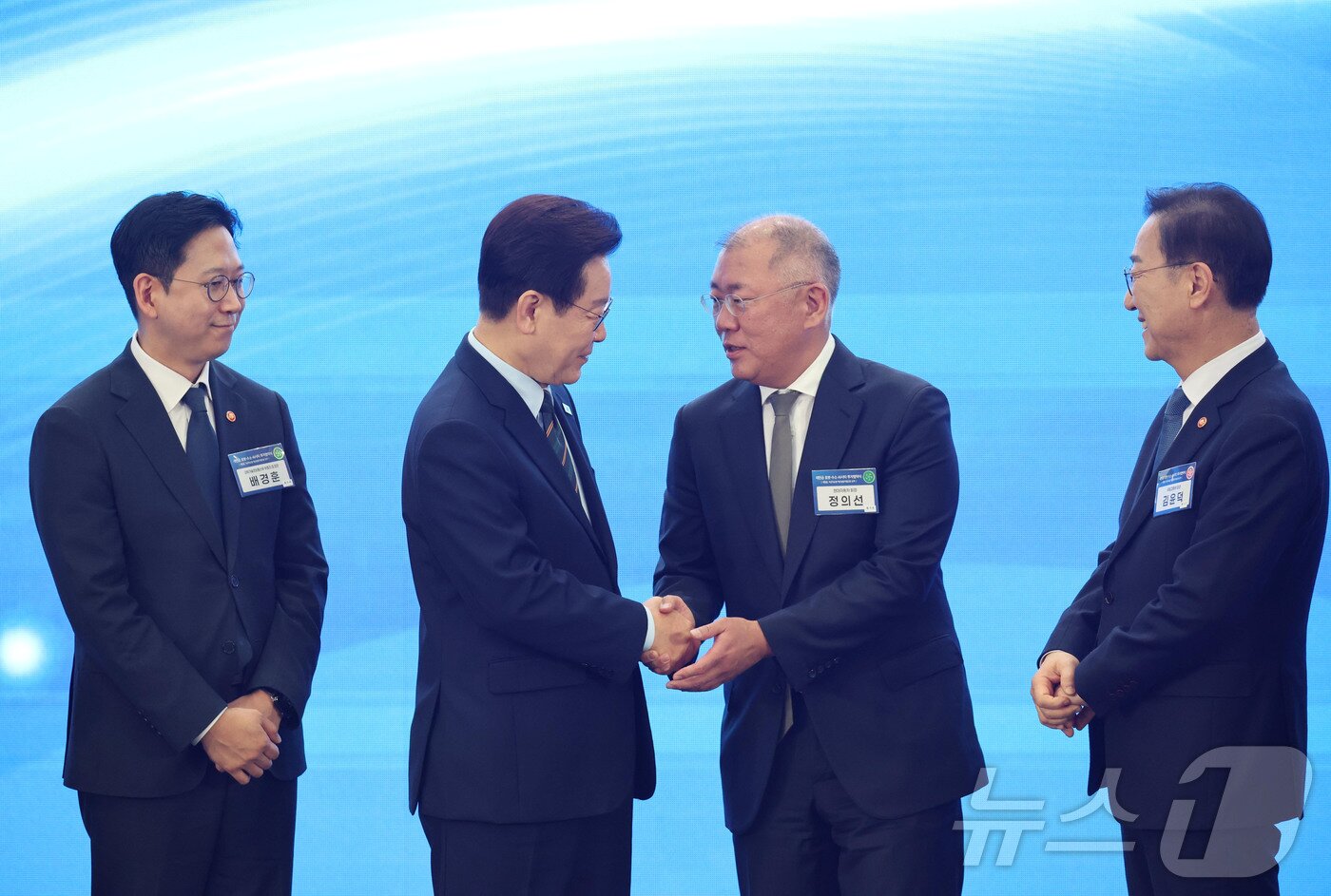 본문 이미지 - 이재명 대통령과 정의선 현대자동차 회장이 27일 전북 군산시 새만금 컨벤션센터에서 열린 새만금 로봇·수소·AI 시티 투자협약식에서 악수를 하고 있다. 2026.2.27 ⓒ 뉴스1 이재명 기자