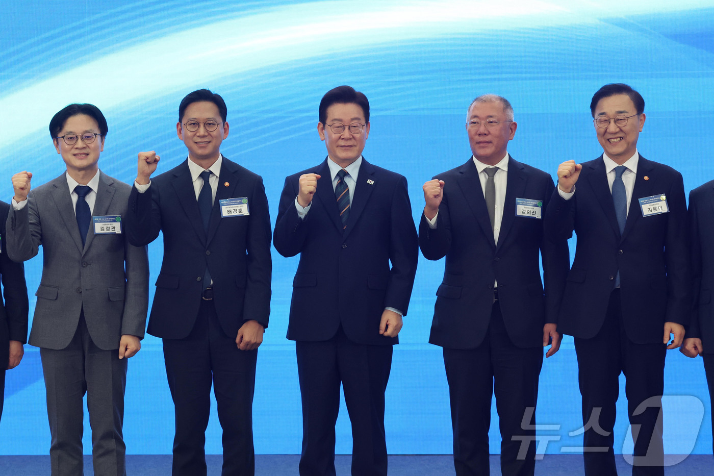 (군산=뉴스1) 이재명 기자 = 이재명 대통령과 000 등이 27일 전북 군산시 새만금 컨벤션센터에서 열린 새만금 로봇·수소·AI 시티 투자협약식에서 투자협약을 체결한 뒤 기념촬영 …