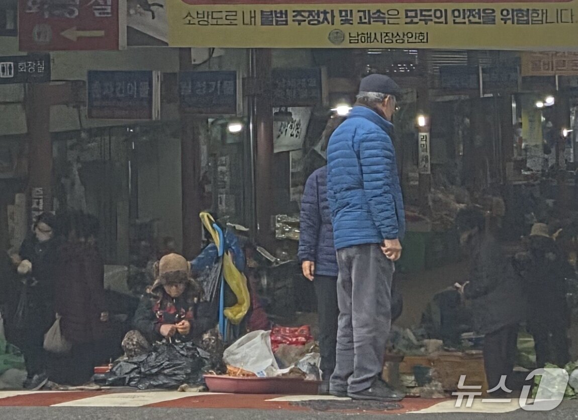 본문 이미지 - 남해군 남해읍의 전통시장이 27일 평소보다 북적이는 모습이다. 2026.2.27/뉴스1 한송학기자