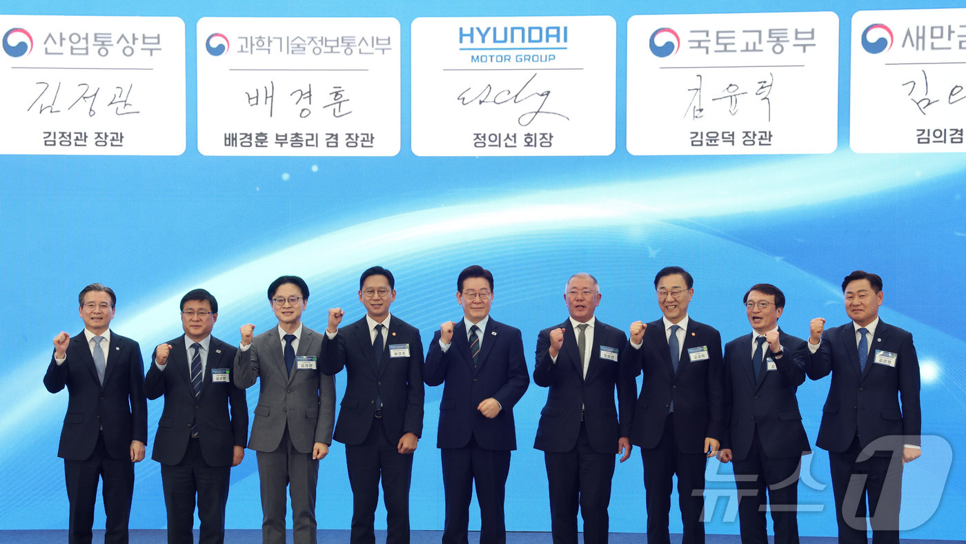 (군산=뉴스1) 이재명 기자 = 이재명 대통령과 정의선 현대자동차 회장이 27일 전북 군산시 새만금 컨벤션센터에서 열린 새만금 로봇·수소·AI 시티 투자협약식에서 투자협약을 체결한 …