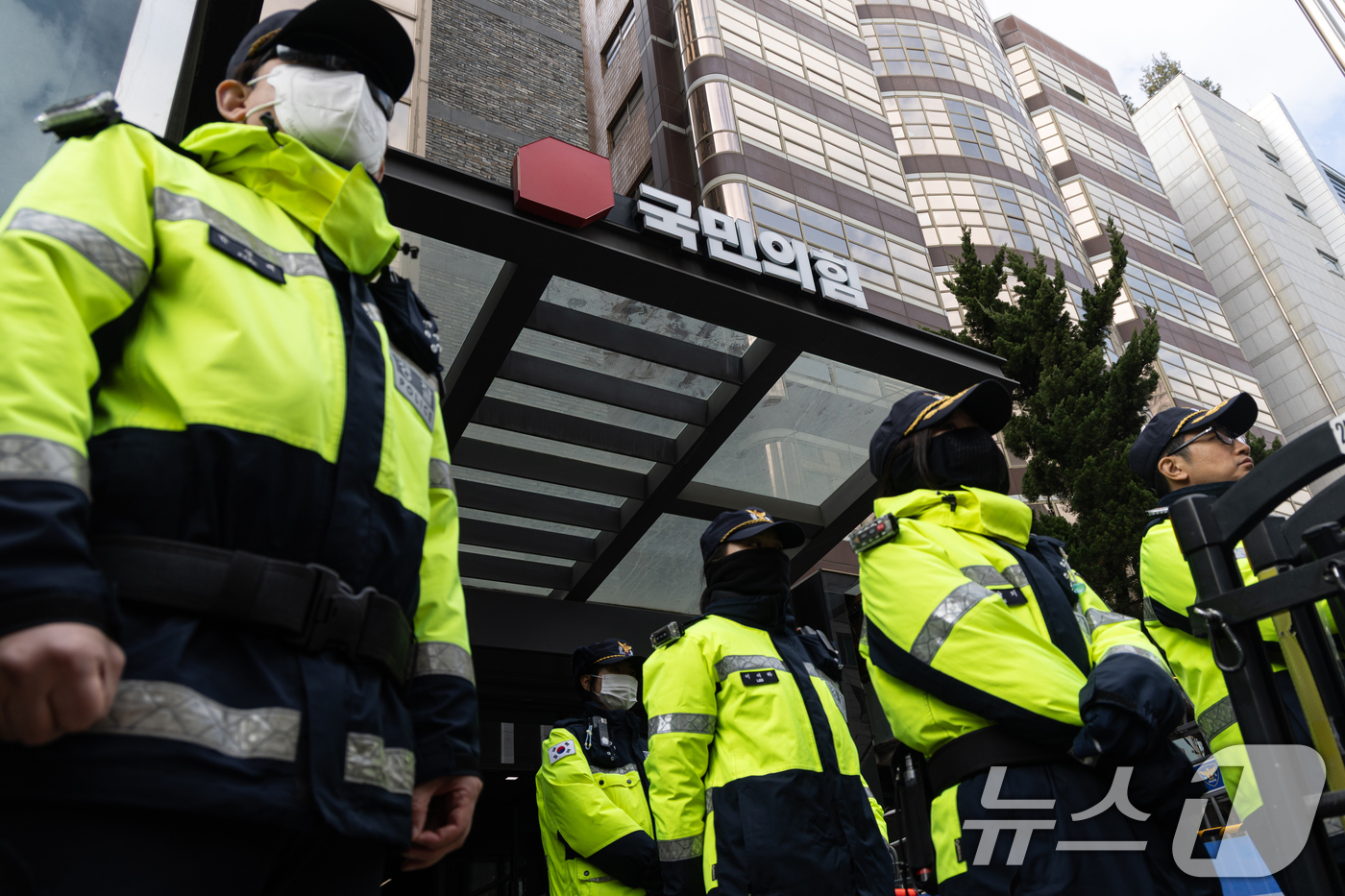 (서울=뉴스1) 이승배 기자 = 정교유착 의혹을 수사하는 검·경 합동수사본부가 신천지예수교증거장막성전(신천지) 신도들의 집단 당원 가입 의혹과 관련해 국민의힘 중앙당사 압수수색에 …