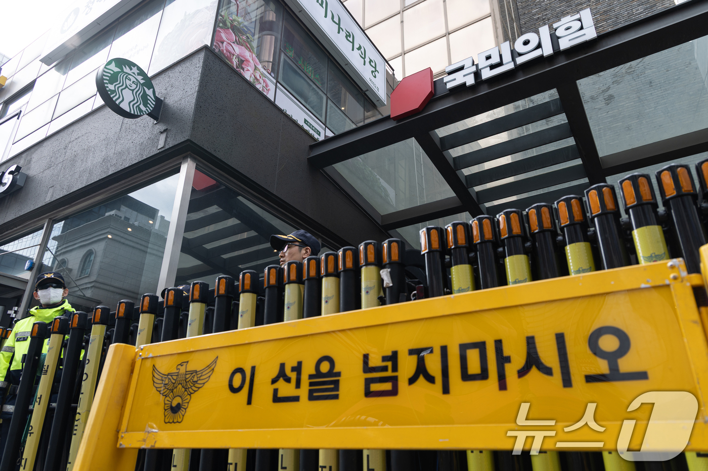 (서울=뉴스1) 이승배 기자 = 정교유착 의혹을 수사하는 검·경 합동수사본부가 신천지예수교증거장막성전(신천지) 신도들의 집단 당원 가입 의혹과 관련해 국민의힘 중앙당사 압수수색에 …