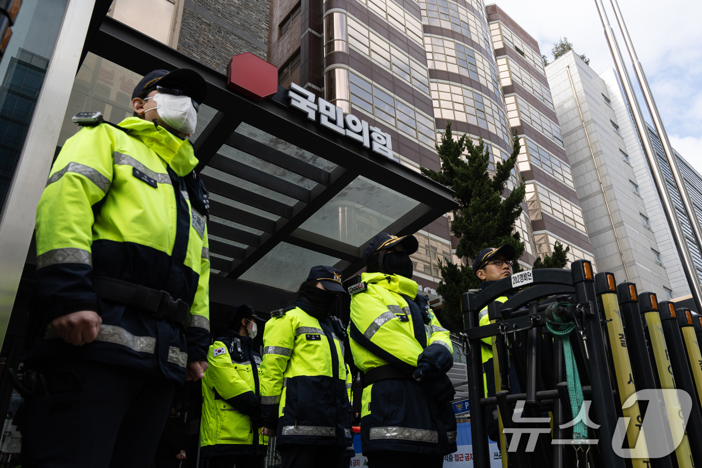 (서울=뉴스1) 이승배 기자 = 정교유착 의혹을 수사하는 검·경 합동수사본부가 신천지예수교증거장막성전(신천지) 신도들의 집단 당원 가입 의혹과 관련해 국민의힘 중앙당사 압수수색에 …