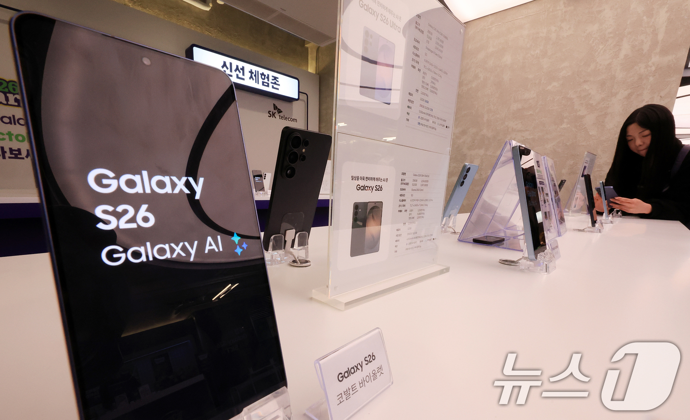 (서울=뉴스1) 이호윤 기자 = 갤럭시 S26 사전예약이 시작된 27일 서울 성동구 T팩토리에서 열린 ‘SKT S26 마켓 팝업스토어'에서 시민이 갤럭시 S26 시리즈를 살펴보고 …
