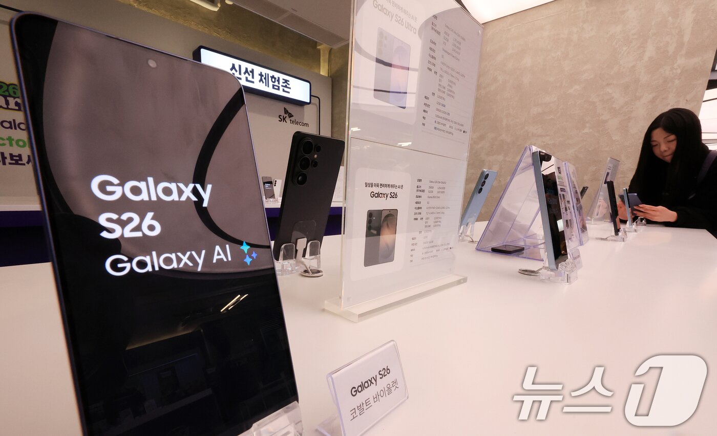 본문 이미지 - 갤럭시 S26 사전예약이 시작된 27일 서울 성동구 T팩토리에서 열린 ‘SKT S26 마켓 팝업스토어'에서 시민이 갤럭시 S26 시리즈를 살펴보고 있다. 2026.2.27 ⓒ 뉴스1 이호윤 기자