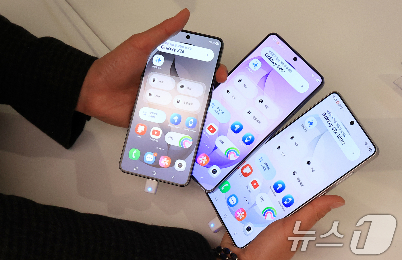 (서울=뉴스1) 이호윤 기자 = 갤럭시 S26 사전예약이 시작된 27일 서울 성동구 T팩토리에서 열린 ‘SKT S26 마켓 팝업스토어'에서 시민이 갤럭시 S26 시리즈를 살펴보고 …