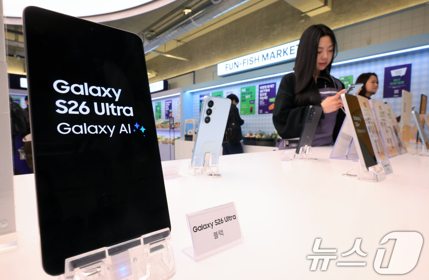 본문 이미지 - 갤럭시 S26 사전예약이 시작된 27일 서울 성동구 T팩토리에서 열린 ‘SKT S26 마켓 팝업스토어'에서 시민이 갤럭시 S26 시리즈를 살펴보고 있다. 2026.2.27 ⓒ 뉴스1 이호윤 기자
