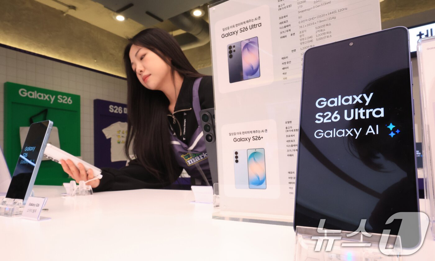 본문 이미지 - 갤럭시 S26 사전예약이 시작된 27일 서울 성동구 T팩토리에서 열린 ‘SKT S26 마켓 팝업스토어'에서 시민이 갤럭시 S26 시리즈를 살펴보고 있다. 2026.2.27 ⓒ 뉴스1 이호윤 기자