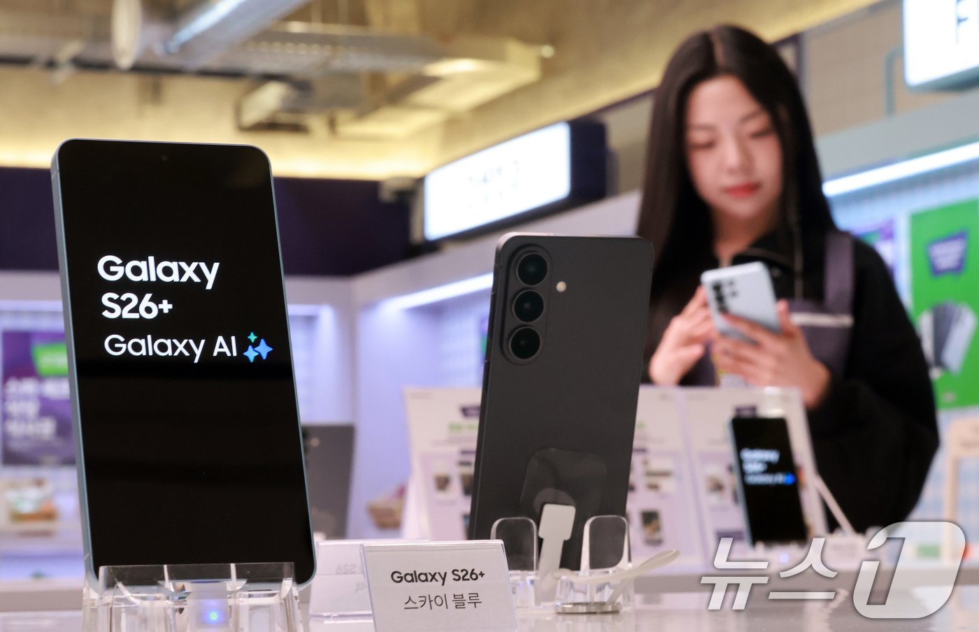 (서울=뉴스1) 이호윤 기자 = 갤럭시 S26 사전예약이 시작된 27일 서울 성동구 T팩토리에서 열린 ‘SKT S26 마켓 팝업스토어'에서 시민이 갤럭시 S26 시리즈를 체험하고 …