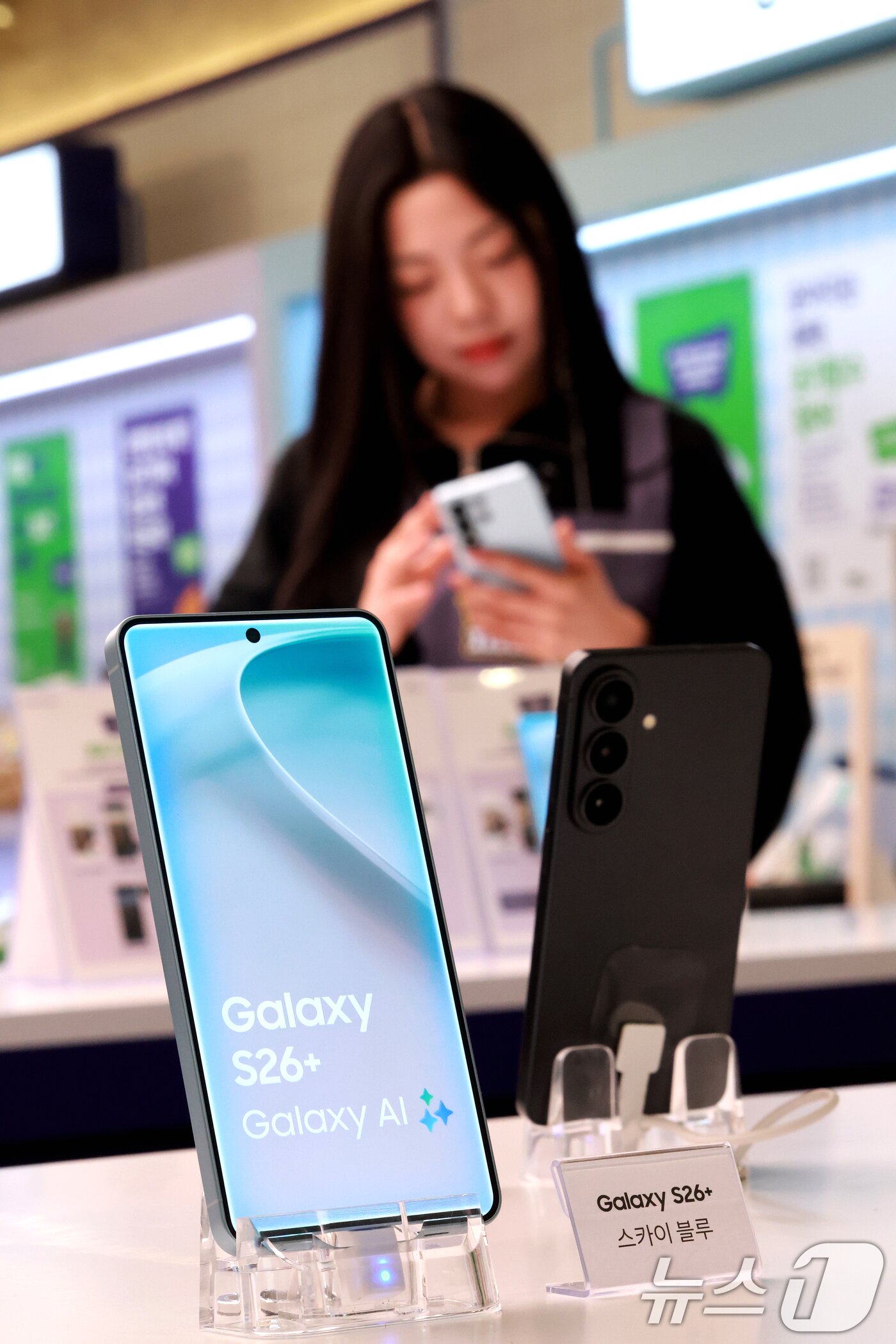 본문 이미지 - 갤럭시 S26 사전예약이 시작된 27일 서울 성동구 T팩토리에서 열린 ‘SKT S26 마켓 팝업스토어'에서 시민이 갤럭시 S26 시리즈를 체험하고 있다. 2026.2.27 ⓒ 뉴스1 이호윤 기자