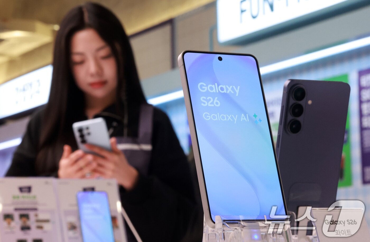 본문 이미지 - 갤럭시 S26 사전예약이 시작된 27일 서울 성동구 T팩토리에서 열린 ‘SKT S26 마켓 팝업스토어'에서 시민이 갤럭시 S26 시리즈를 체험하고 있다. 2026.2.27 ⓒ 뉴스1 이호윤 기자