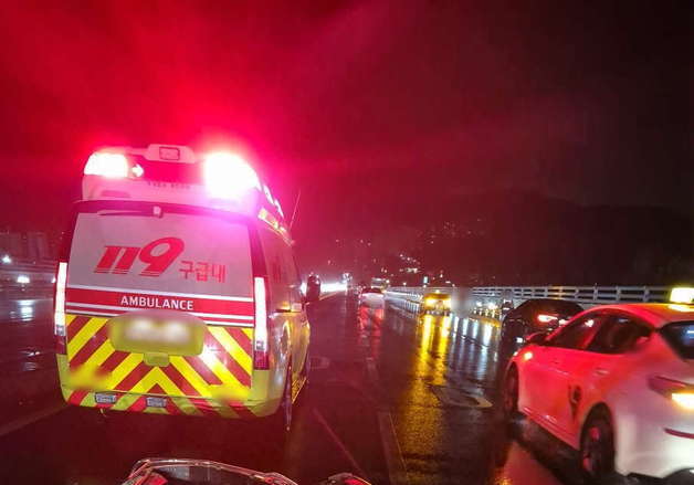 부산 구포대교 빗길에 미끄러진 오토바이에 승용차 '쾅'…1명 사망