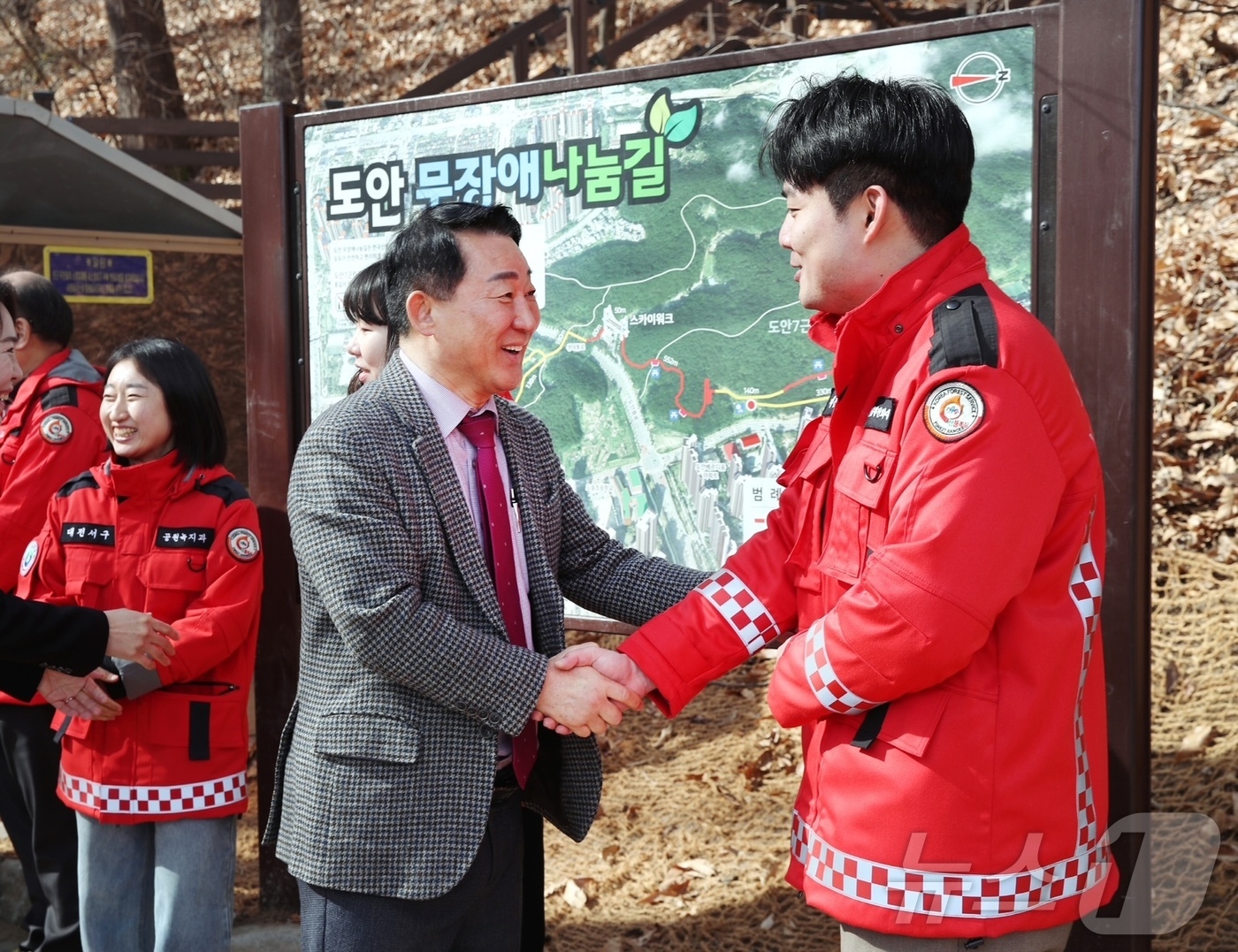 (대전=뉴스1) 이동원 기자 = 대전 서구(서철모 구청장)는 현장에서 주민들의 의견을 듣기 위한 ‘우리동네, 소통투어’일정으로 26일 도안동을 방문했다.서철모 서구청장을 비롯한 구 …