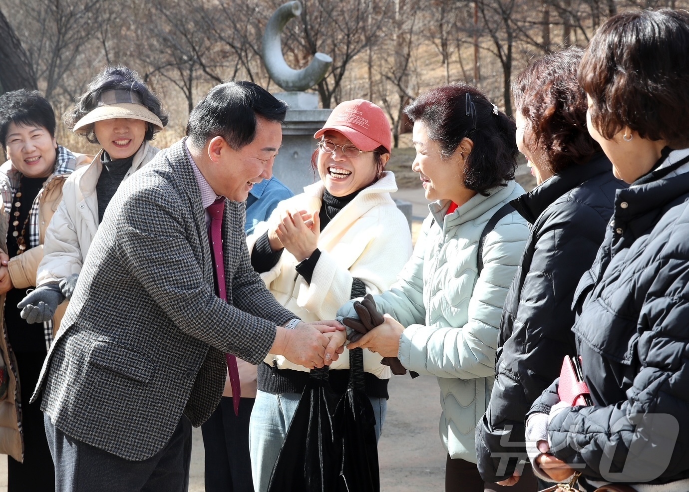 (대전=뉴스1) 이동원 기자 = 대전 서구(서철모 구청장)는 현장에서 주민들의 의견을 듣기 위한 ‘우리동네, 소통투어’일정으로 26일 도안동을 방문했다.서철모 서구청장을 비롯한 구 …