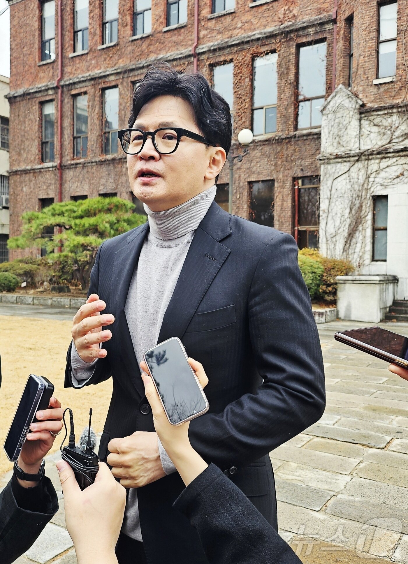 본문 이미지 - 한동훈 전 국민의힘 대표가 27일 대구 중구 계성중학교 앞에서 취재진 질문에 답하고 있다. 2026.2.27 ⓒ 뉴스1 남승렬 기자