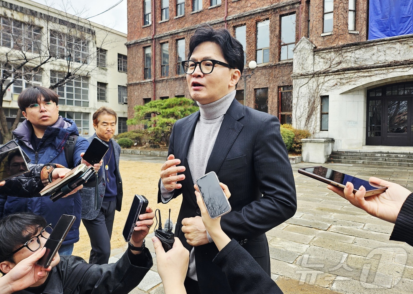 (대구=뉴스1) 남승렬 기자 = 한동훈 전 국민의힘 대표가 27일 대구 중구 계성중 인근에서 기자들과 만나 대구경북행정통합특별법에 대한 입장을 밝히고 있다. 2026.2.27/뉴스 …
