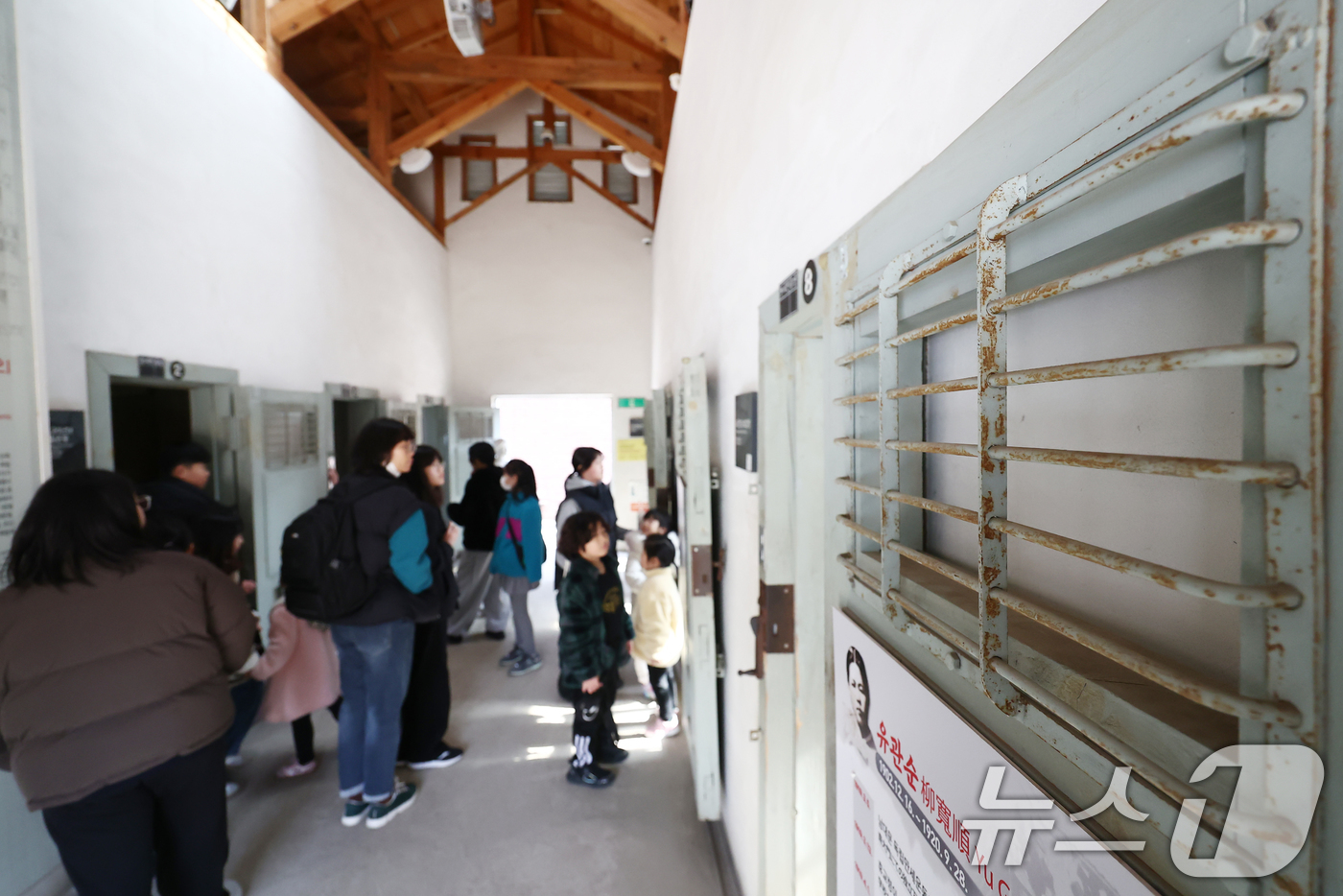 (서울=뉴스1) 김민지 기자 = 107주년 3.1절을 앞둔 27일 서울 서대문형무소역사관을 찾은 시민들이 수용동 내부를 살피고 있다. 2026.2.27/뉴스1