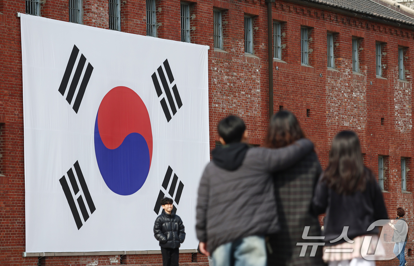 (서울=뉴스1) 김민지 기자 = 107주년 3.1절을 앞둔 27일 서울 서대문형무소역사관에 대형 태극기가 걸려 있다. 2026.2.27/뉴스1