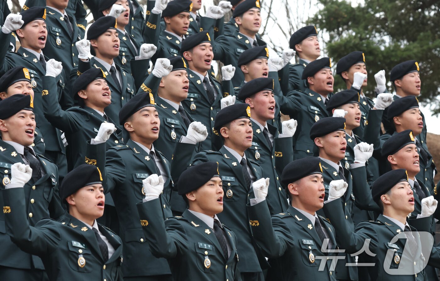 본문 이미지 - 27일 경기 광주시 육군 특수전학교에서 열린 '특전부사관 262기 임관식'에서 신임 특전부사관들이 군가를 부르고 있다. 2026.2.27 ⓒ 뉴스1 김영운 기자