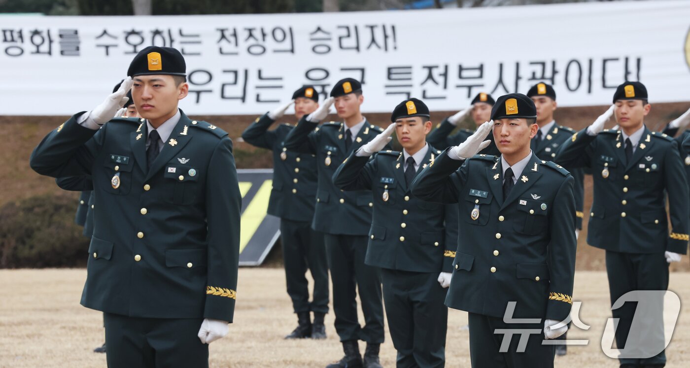 본문 이미지 - 27일 경기 광주시 육군 특수전학교에서 열린 '특전부사관 262기 임관식'에서 신임 특전부사관들이 경례를 하고 있다. 2026.2.27 ⓒ 뉴스1 김영운 기자