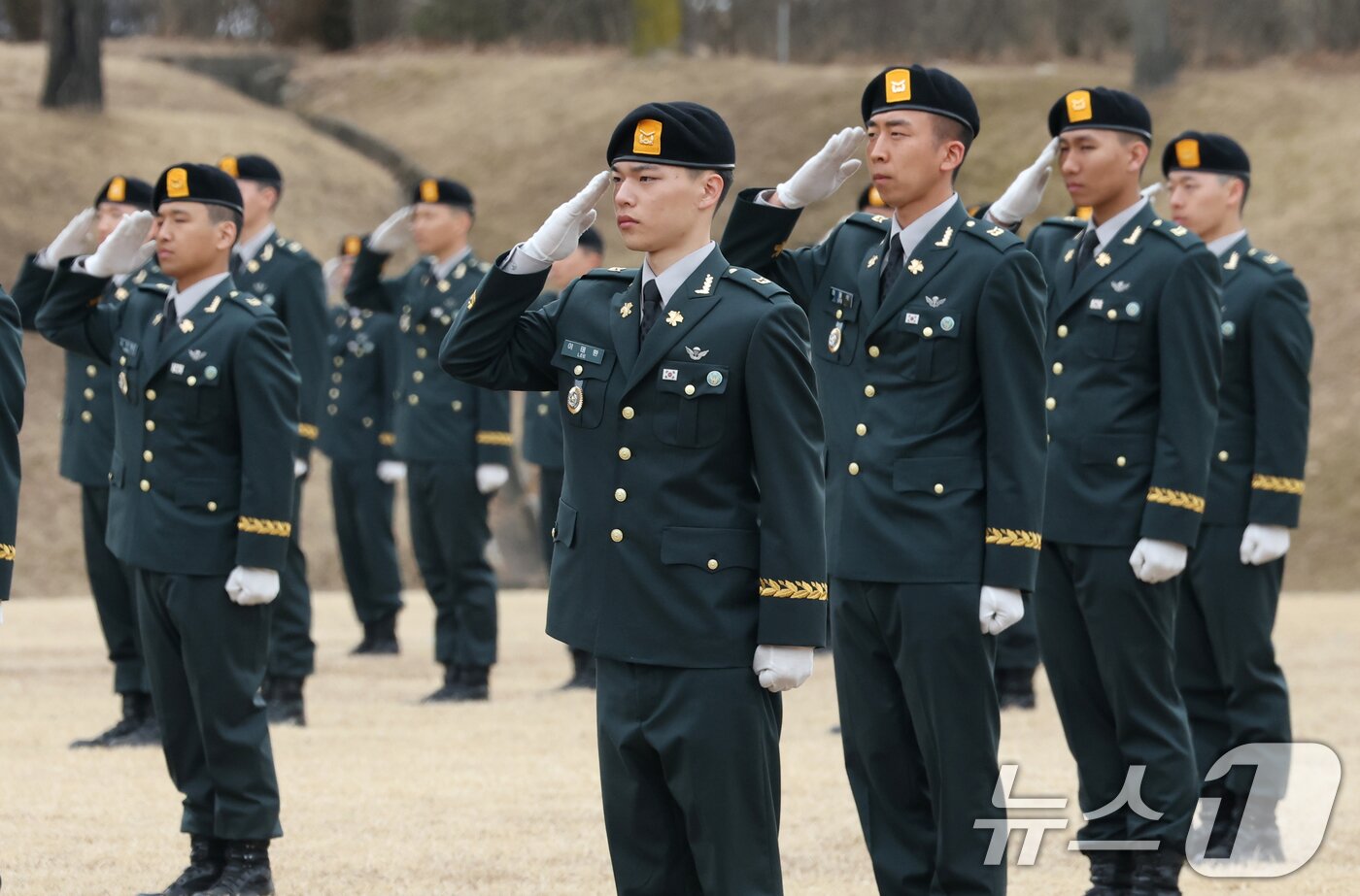 본문 이미지 - 27일 경기 광주시 육군 특수전학교에서 열린 '특전부사관 262기 임관식'에서 신임 특전부사관들이 경례를 하고 있다. 2026.2.27 ⓒ 뉴스1 김영운 기자