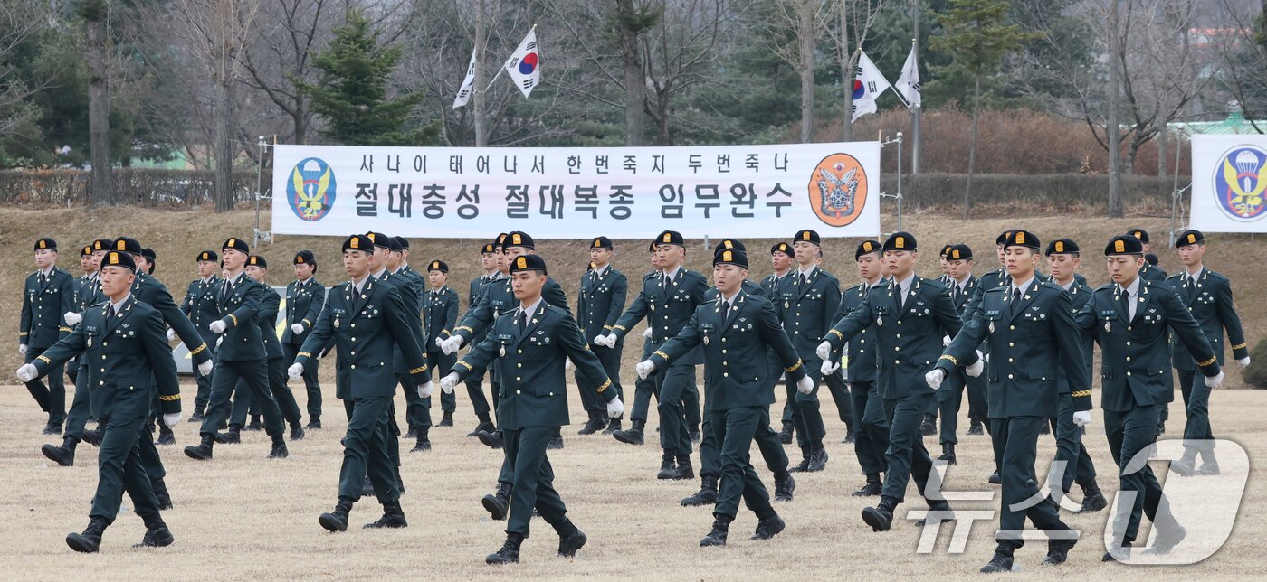 본문 이미지 - 27일 경기 광주시 육군 특수전학교에서 열린 '특전부사관 262기 임관식'에 신임 특전부사관들이 입장하고 있다. 2026.2.27 ⓒ 뉴스1 김영운 기자