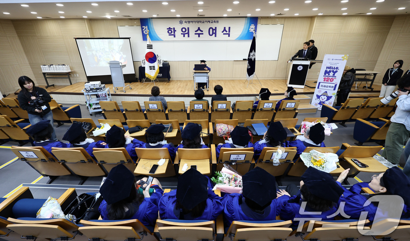 (서울=뉴스1) 최지환 기자 = 2024학년도 수능 최고령 수험생이었던 김정자 할머니(85)가 27일 서울 용산구 숙명여자대학교에서 열린 2025학년도 전기 숙명여자대학교 미래교육 …