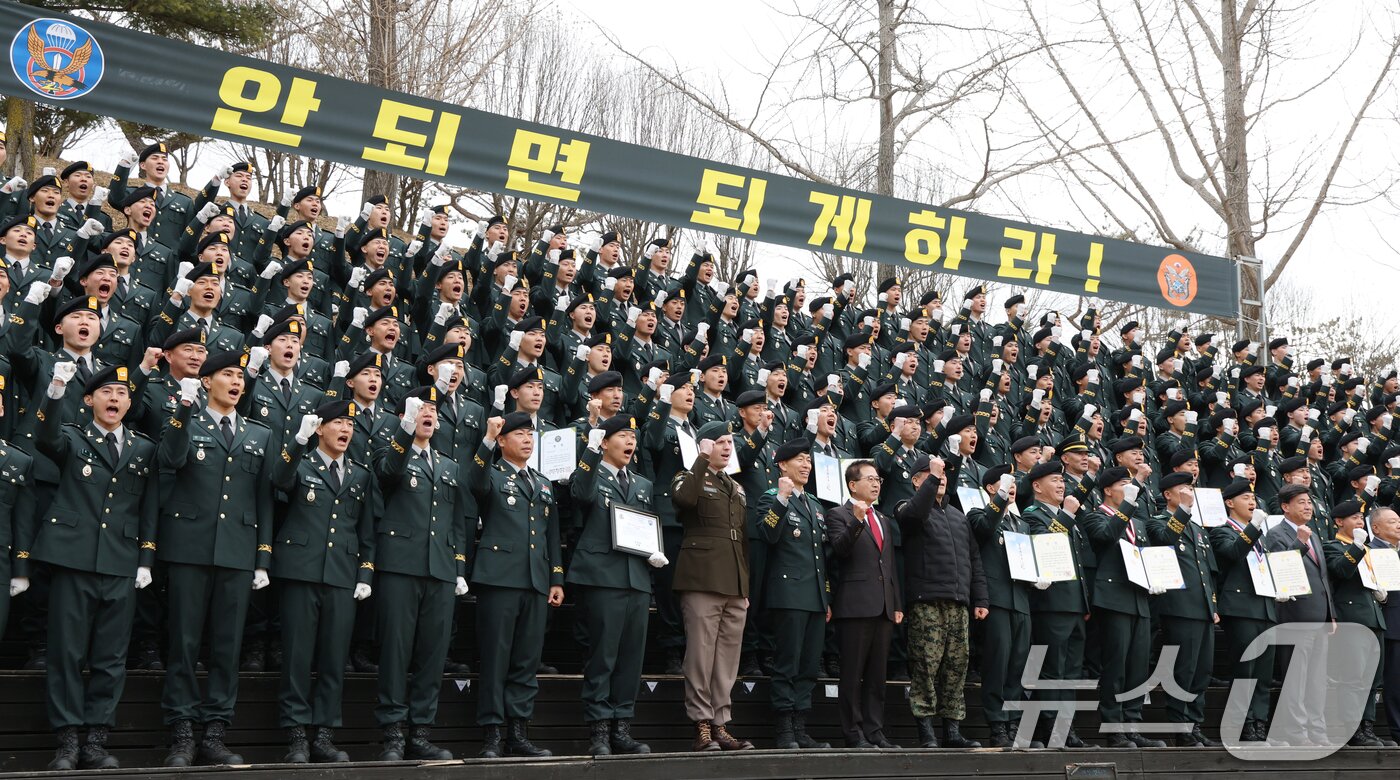 본문 이미지 - 27일 경기 광주시 육군 특수전학교에서 열린 '특전부사관 262기 임관식'에서 신임 특전부사관들이 임관식을 마치고 기념촬영을 하고 있다. 2026.2.27 ⓒ 뉴스1 김영운 기자