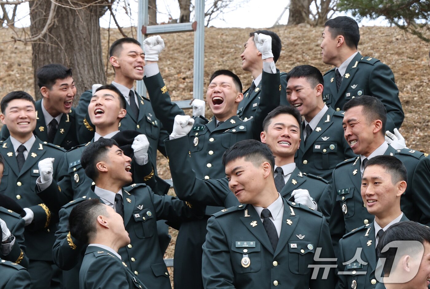 본문 이미지 - 27일 경기 광주시 육군 특수전학교에서 열린 '특전부사관 262기 임관식'에서 신임 특전부사관들이 임관식을 마치고 기뻐하고 있다. 2026.2.27 ⓒ 뉴스1 김영운 기자